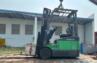 xe nâng điện ngồi lái 3 bánh - Giải pháp vận chuyển trong kho hẹp