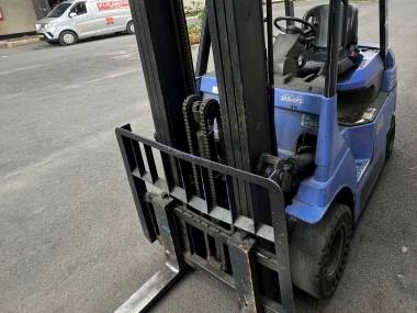 Thuê Xe Nâng 2.5 Tấn Chui Container Tại Hồ Chí Minh Giá Tốt