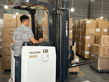 Thuê Xe Nâng Điện Đứng Lái 6 Mét – Giá Rẻ, Uy Tín, Giao Xe Ngay
