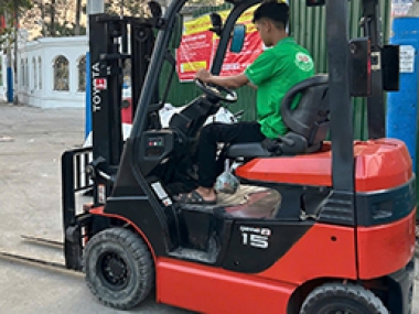 Thuê xe nâng hàng ở Dĩ An
