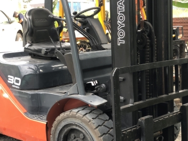 Xe nâng chui container là gì? Có những loại nào